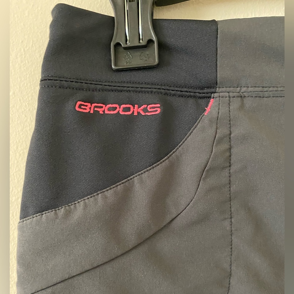 Brooks Black Gray Shadow Equilibrium Collection T… - image 3